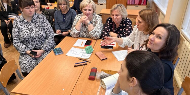 Дети от природы любознательны, они хотят познавать мир, способны рассматривать серьезные вопросы и выдвигать оригинальные идеи Дети от природы любознательны, они хотят познавать мир, способны рассматривать серьезные вопросы и выдвигать оригинальные идеи