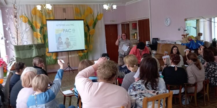 29 февраля в рамках работы городского центра результативного опыта «Ребёнок с расстройством аутистического спектра (РАС) в условиях инклюзивного образования» состоялся семинар для педагогов дошкольных учреждений на базе МАДОУ № 24 по теме «Взаимодействие с семьями, воспитывающими детей с РАС».
