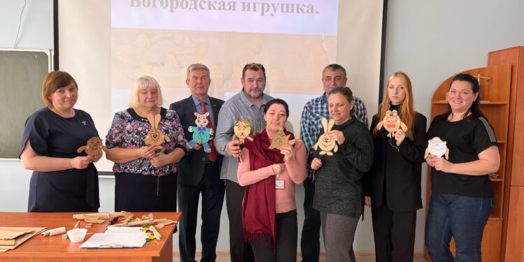 8 апреля в рамках работы сетевого сообщества учителей технологии прошел мастер класс по изготовлению богородской игрушки 8 апреля в рамках работы сетевого сообщества учителей технологии прошел мастер класс по изготовлению богородской игрушки